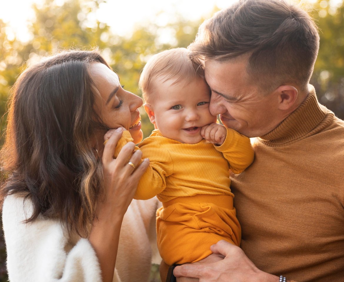 family-lifestyle-outdoors-autumn-time (2)